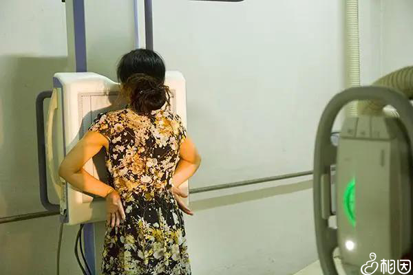 女性在做胸透检查