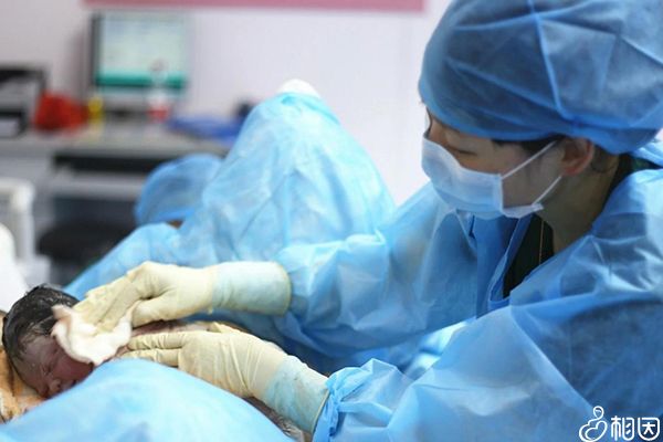 生产当天开始请陪产假好