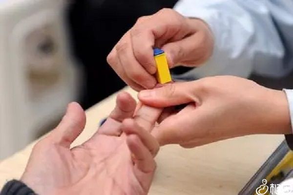 采集孕妇手指血液测血糖