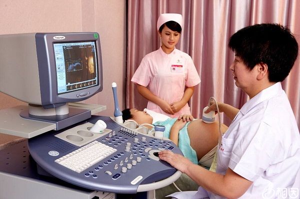 孕妇正在做四维检查
