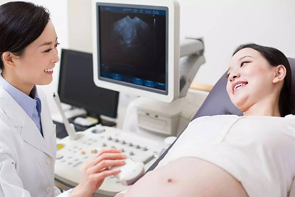 孕妇做B超检查