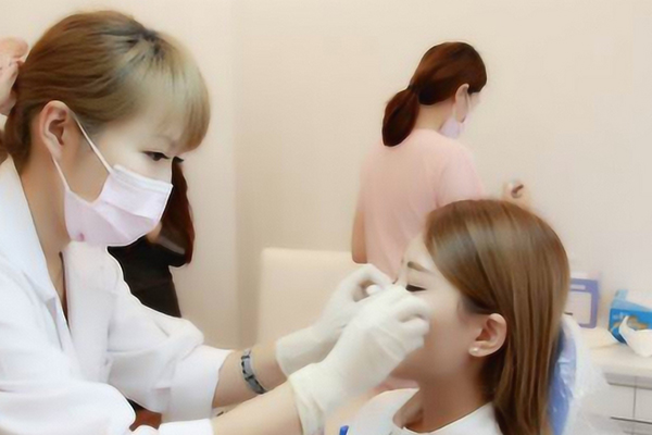 女性干呕与体内激素有关