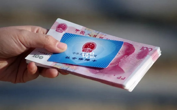建卡刷医保卡和产检自费的区别