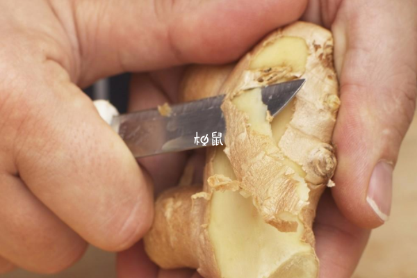 孕妇用姜皮泡脚可以缓解脚浮肿